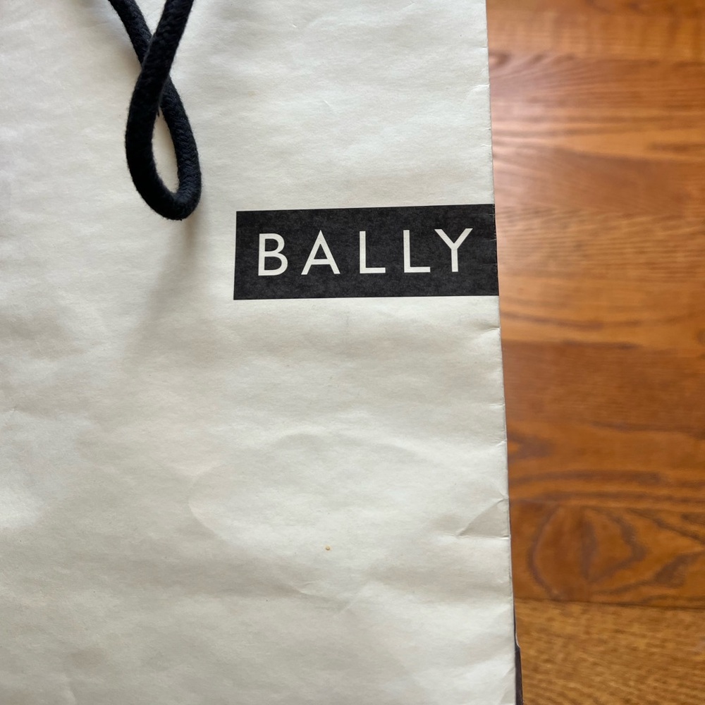 ⚪️BALLY: Small white w/black logo, authentic shopping bag in preloved condition. - Picture 4 of 13